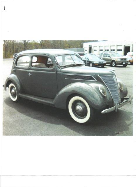 1937 Ford 2-Door Slantback