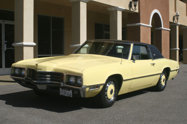 1971 Ford Thunderbird 2 Door Coupe with Black Vinyl Top