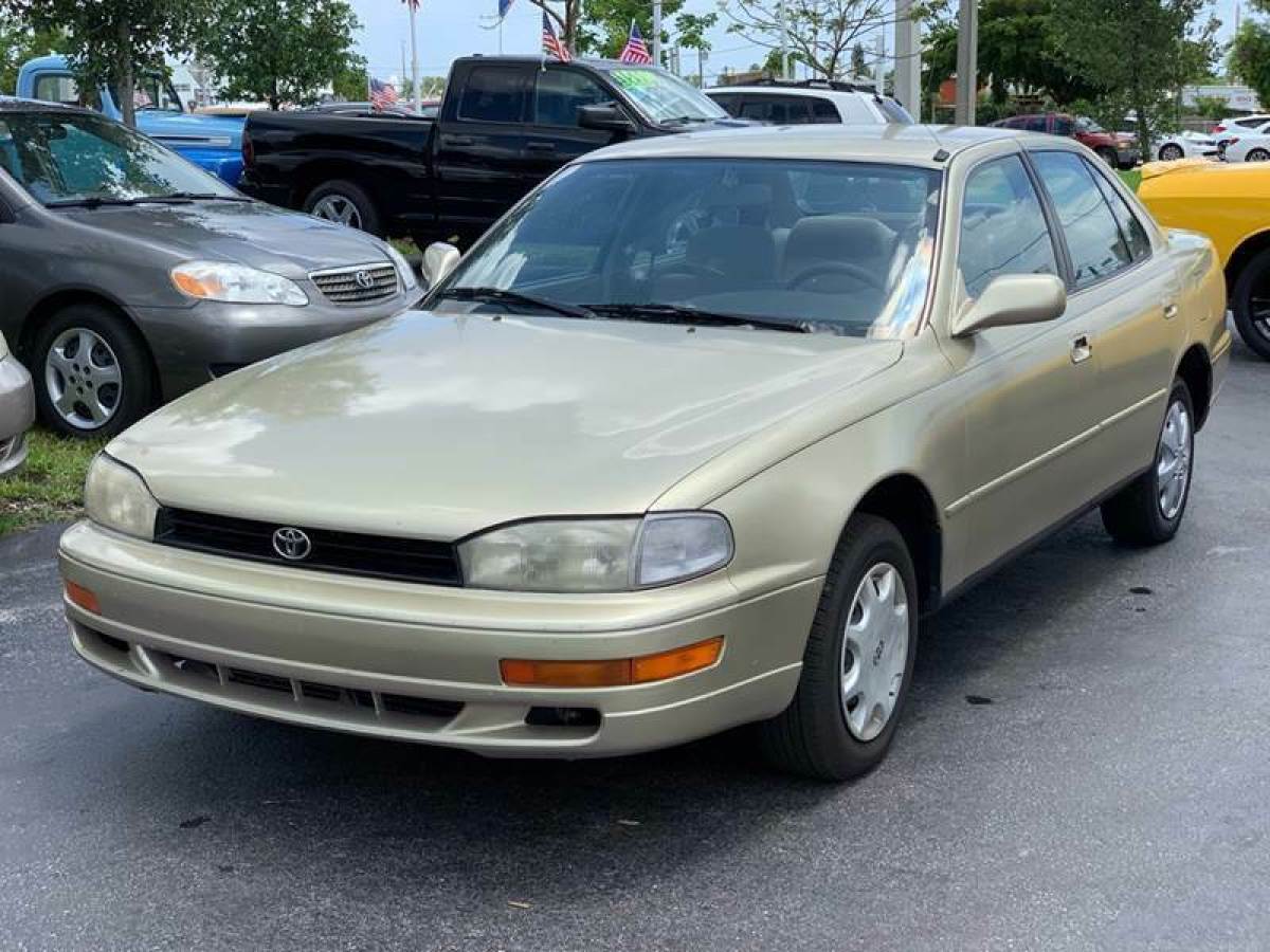 1993 Toyota Camry DX 4dr Sedan