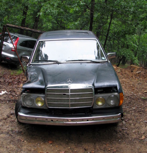 1984 Mercedes-Benz 300-Series Damaged front fender... not operable